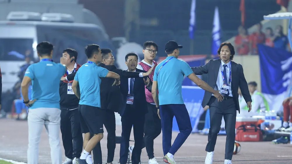 HLV Gong Oh-kyun phản ứng sau tình huống va chạm của Văn Kiên