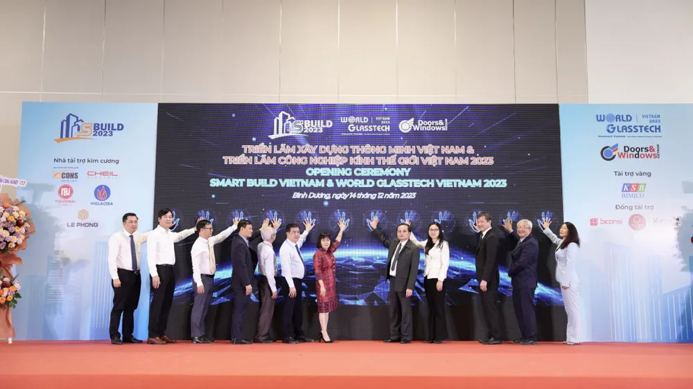 Các đại biểu tại nghi thức khai mạc Triển lãm