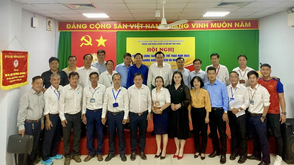 Đại diện lãnh đạo Sở VH-TT&DL và các đơn vị tại Hội nghị tổng kết công tác TDTT năm 2023 và phương hướng, nhiệm vụ trọng tâm năm 2024. 
