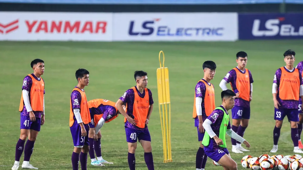 Các cầu thủ U23 tập trung trước các đàn anh từ ngày 28-12. Ảnh : MINH HOÀNG