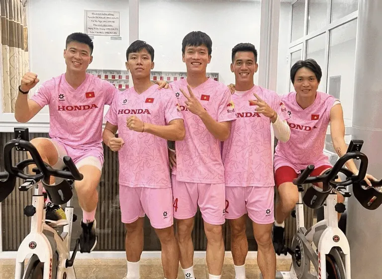 Các cầu thủ bị chấn thương đang phải tập riêng