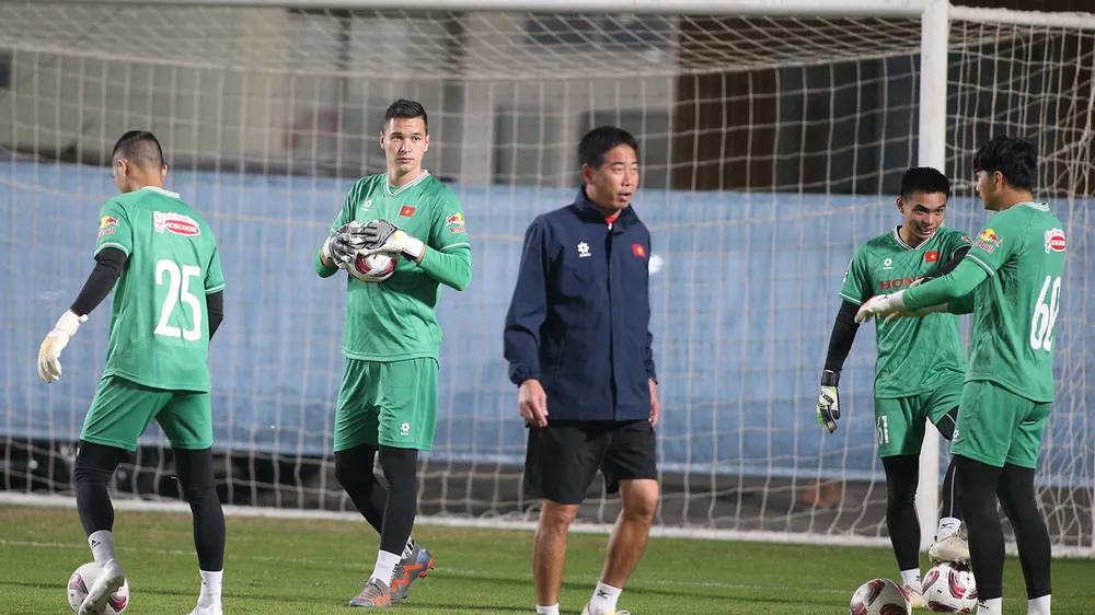Thủ môn Văn Lâm chia tay đội tuyển, HLV Troussier đã đôn các thủ môn từ đội U23 lên tập cùng Nguyễn Filip và Đình Triệu