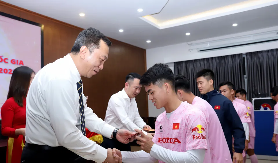Lãnh đạo VFF trao quà đầu Xuân đến các thành viên đội tuyển
