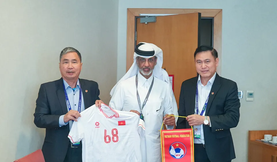 Phó chủ tịch VFF Trần Anh Tú và TTK VFF Dương Nghiệp Khôi trao tặng cờ lưu niệm của VFF và áo đội tuyển Việt Nam đến ông Sheikh Hamad Bin Khalifa A;-Thani