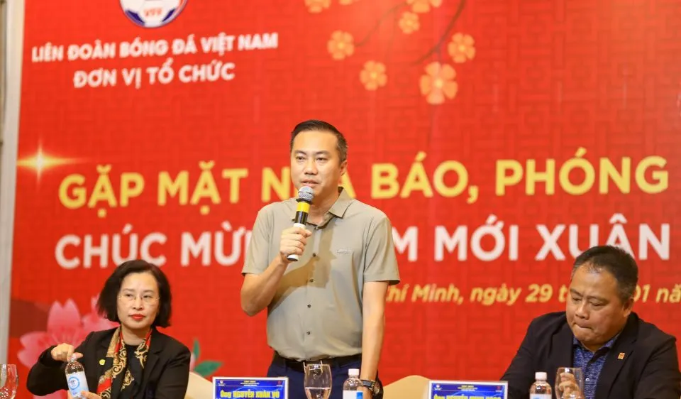 Phó Chủ tịch VFF Nguyễn Xuân Vũ phát biểu tại buổi gặp mặt cùng các nhà báo, phóng viên của khu vực phía Nam. Ảnh: DŨNG PHƯƠNG