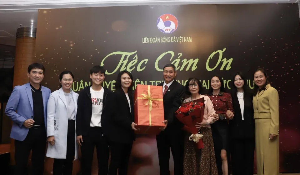 Tiền đạo Hải Yến đại diện cho các cầu thủ tặng quà đến HLV Mai Đức Chung