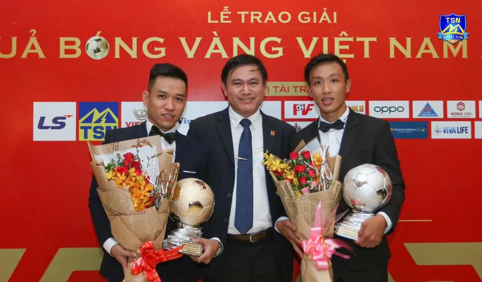 Ông Trần Anh Tú chia vui cùng cầu thủ Trần Văn Vũ (bên trái) và Nguyễn Minh Trí, hai cầu thủ của CLB Thái Sơn Nam TPHCM đoạt các danh hiệu của Giải thưởng Quả bóng vàng năm 2016