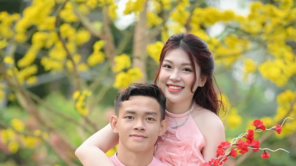 Tiền đạo trẻ Bùi Vĩ Hào của Becamex Bình Dương. Anh được xem là chân sút triển vọng của bóng đá Việt Nam, chia sẻ trên trang cá nhân, hậu vệ này viết: "Chúc mọi người năm mới vui vẻ an khang thịnh vượng vạn sự như ý hạnh phúc sum vầy".