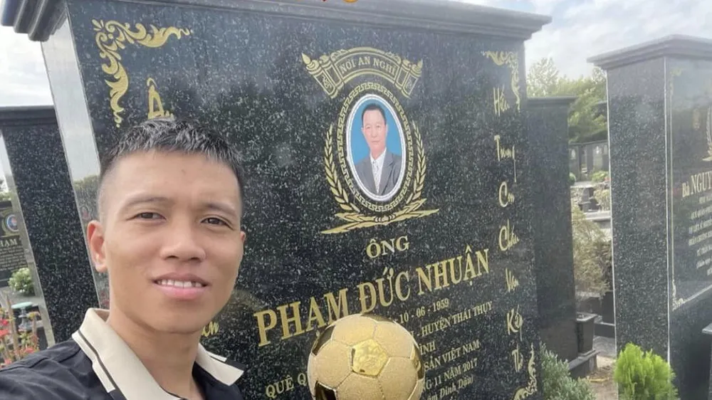 Phạm Đức Hòa bên mộ phần của người cha đã khuất