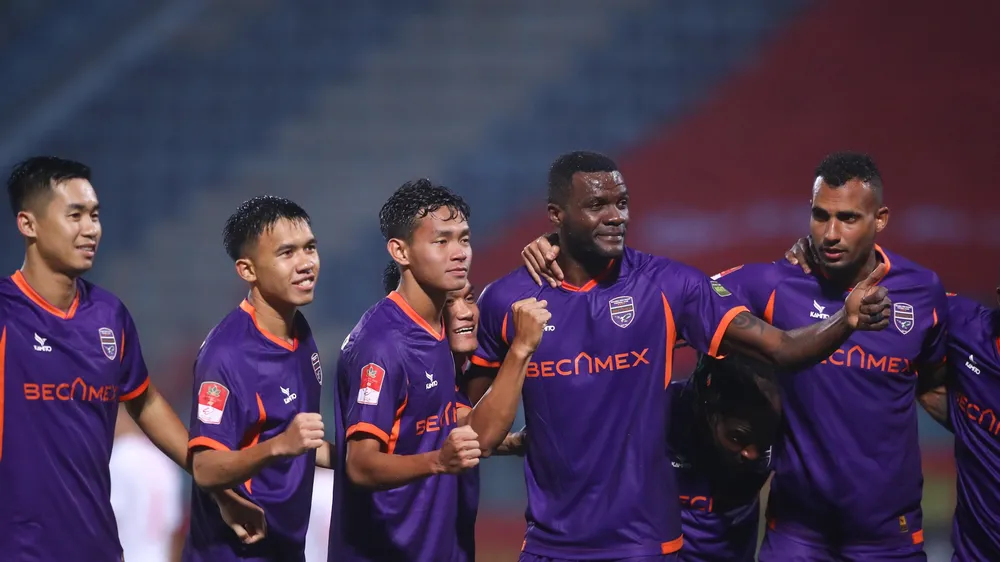 Niềm vui của các cầu thủ B.Bình Dương khi giành trọn 3 điểm trên sân Hàng Đẫy vào tối 23-2. Ảnh: MINH HOÀNG