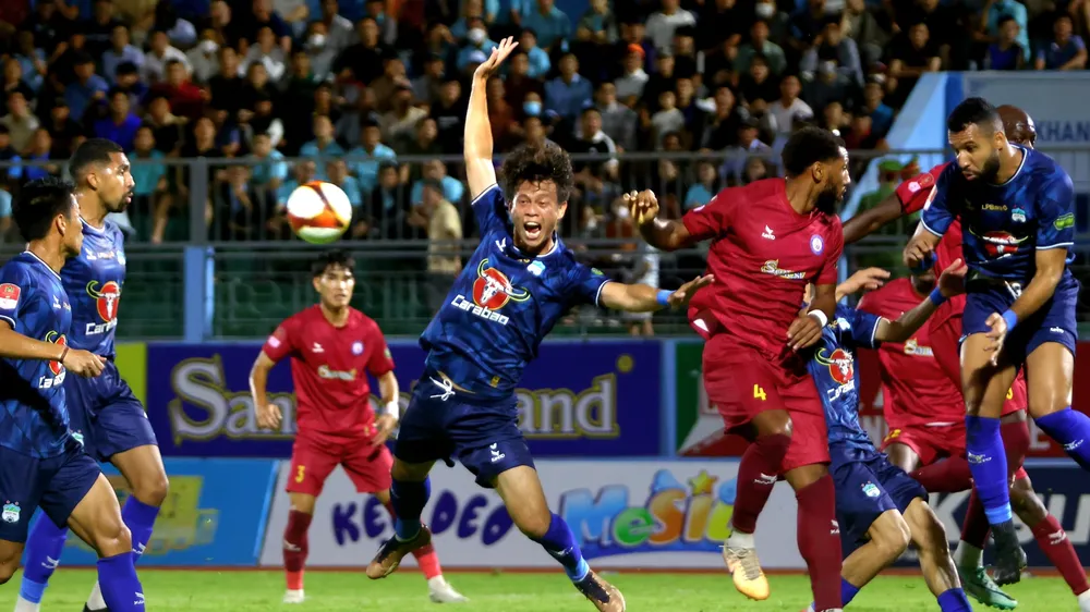 HA.GL và Khánh Hòa níu chân nhau ở khu vực cuối bảng sau trận hòa 0-0 trên sân Nha Trang. Ảnh: DŨNG PHƯƠNG