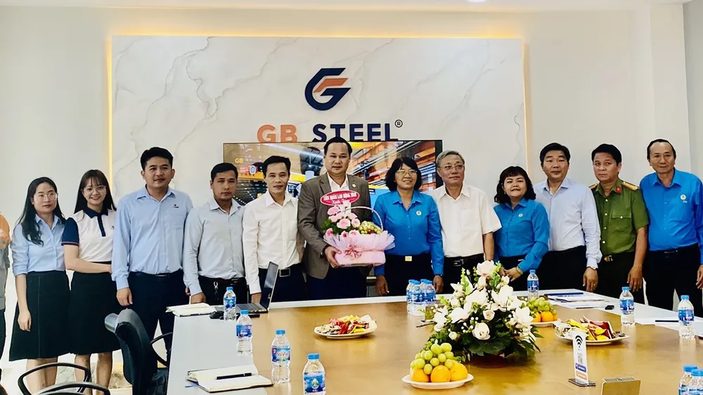 Lãnh đạo LĐLĐ tỉnh tặng hoa chúc mừng GB STEEL