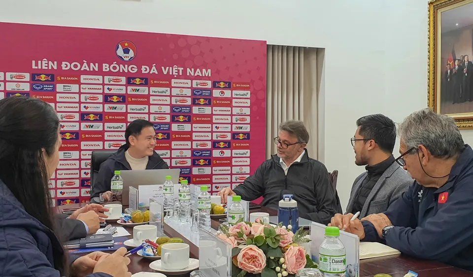 Phó Chủ tịch VFF Trần Anh Tú trao đổi cùng HLV Troussier tại buổi họp vào ngày 1-3