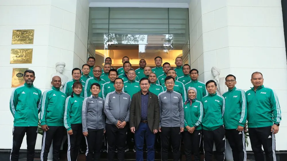 Lãnh đạo VFF cùng giảng viên, học viên lớp học chụp hình lưu niệm tại buổi khai mạc