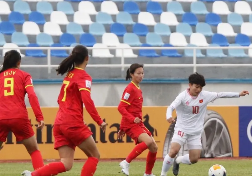 Ngọc Minh Chuyên đi bóng trước sự bám sát của các hậu vệ đội U20 nữ Trung Quốc