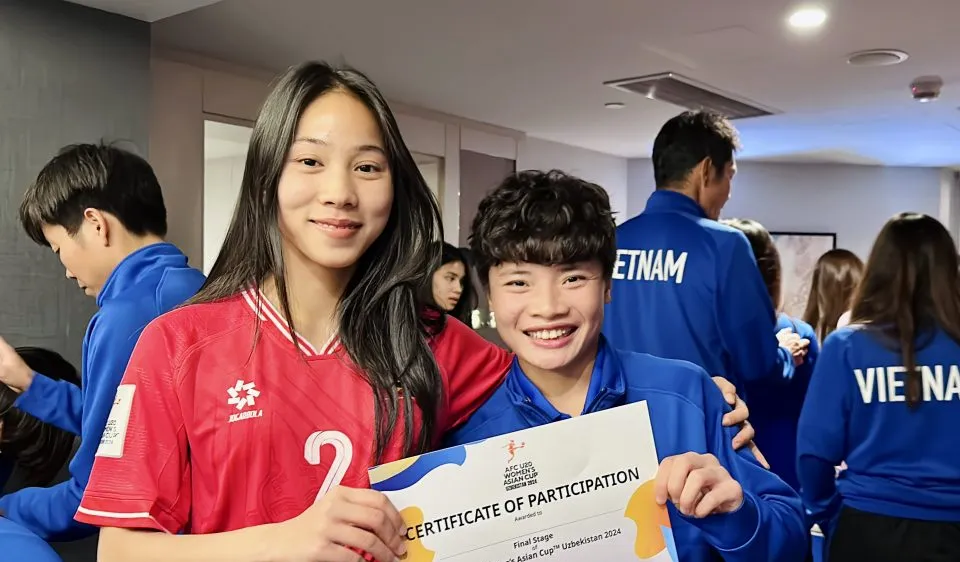 Các thành viên U20 nữ Việt Nam nhận chứng nhận tham dự giải đấu của AFC.