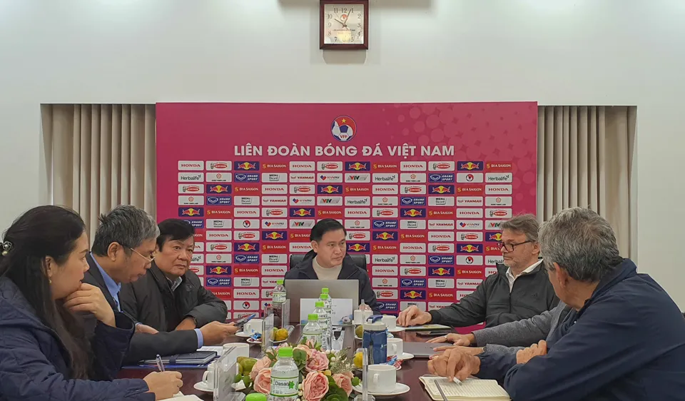 Lãnh đạo VFF trong buổi họp cùng với Ban huấn luyện đội tuyển Việt Nam mới đây