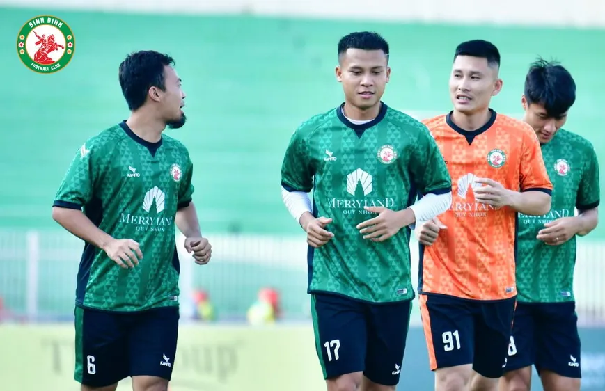 Thanh Thịnh (số 6) và Ngọc Bảo (17) đang trong "tầm ngắm" của Nam Định. 