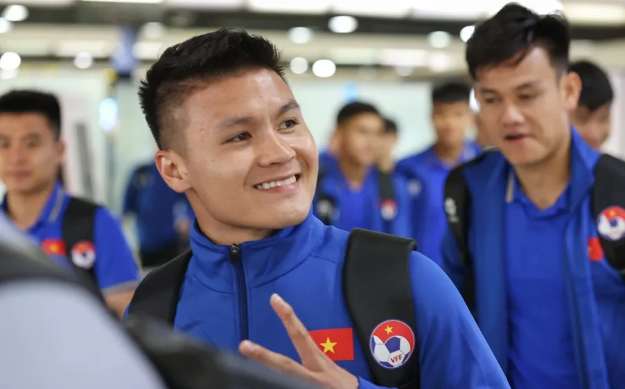 Quang Hải tươi cười trên đường cùng các đồng đội rời sân bay để về khách sạn