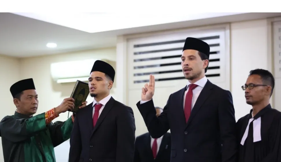 Thom Haye và Ragnar Oratmangoen trong nghi thức nhập tịch Indonesia vào khuya 18-9. Ảnh: PSSI