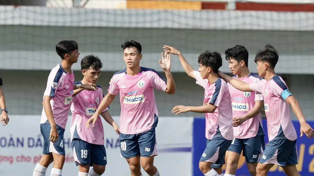 ĐH Sư phạm TDTT TPHCM giành chiến thắng cách biệt 2-0 trước ĐH Nông Lâm và sớm giành vé vào tứ kết