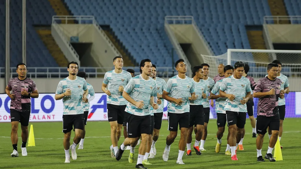 Indonesia tập nhẹ trên sân Mỹ Đình tối 25-3. Ảnh: MINH HOÀNG