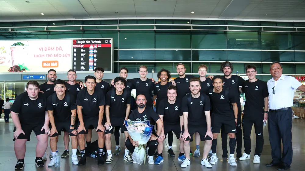 Đại diện LĐBĐ TPHCM ra sân bay đón đội tuyển futsal New Zealand
