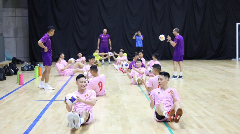 Các tuyển thủ futsal Việt Nam trên sân tập sáng 20-4