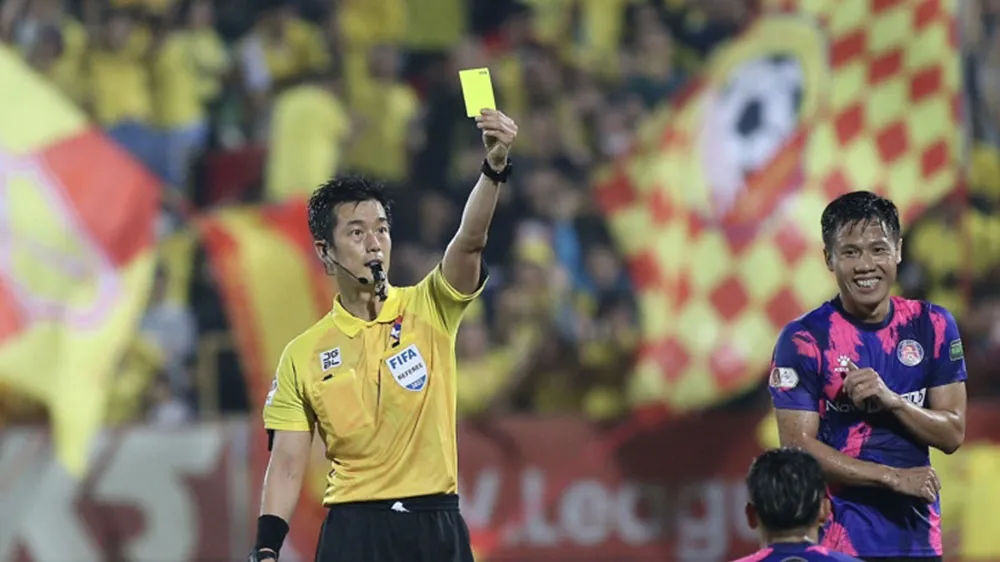 Trọng tài Ko Hyung Jin trong lần điều khiển trận đấu tại V-League 2022 trên sân Thiên Trường. Ảnh: VPF
