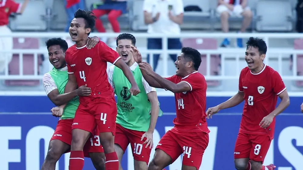 Cầu thủ U23 Indonesia nhận thưởng trước trận bán kết