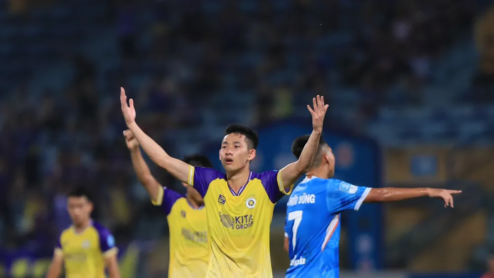 Niềm vui của Hai Long, tác giả của cả 2 bàn thắng cho Hà Nội FC. Ảnh: MINH HOÀNG