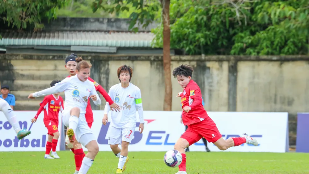 Nguyễn Thị Vạn cùng các đồng đội đã giành 3 điểm quan trọng trong cuộc đọ sức cùng PP Hà Nam vào chiều 7-5