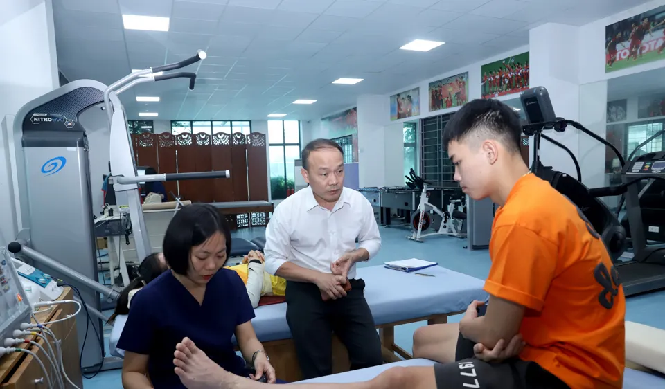 Đình Bắc đang đang được kiểm tra chấn thương tại Trung tâm đào tạo bóng đá trẻ Việt Nam (VFF)
