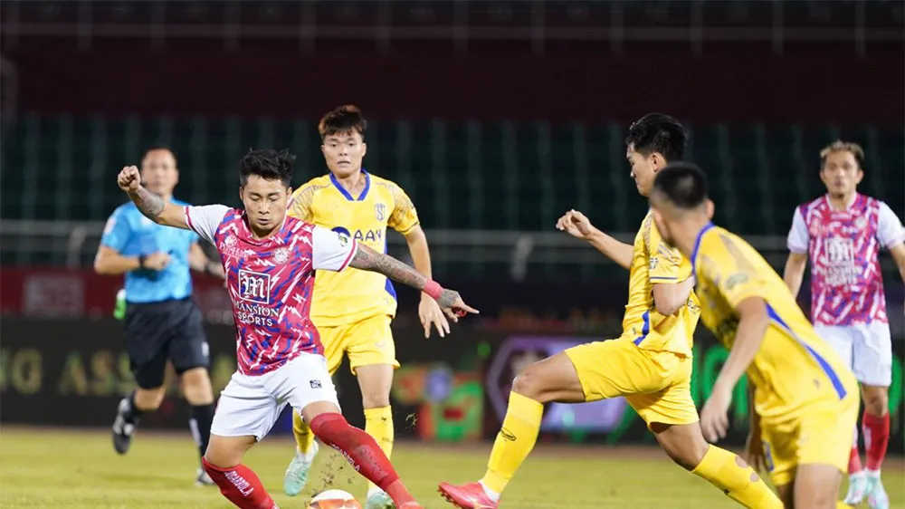 Cuộc so tài ở trận lượt đi trên sân Thống Nhất với phần thắng 1-0 nghiêng về CLB TPHCM