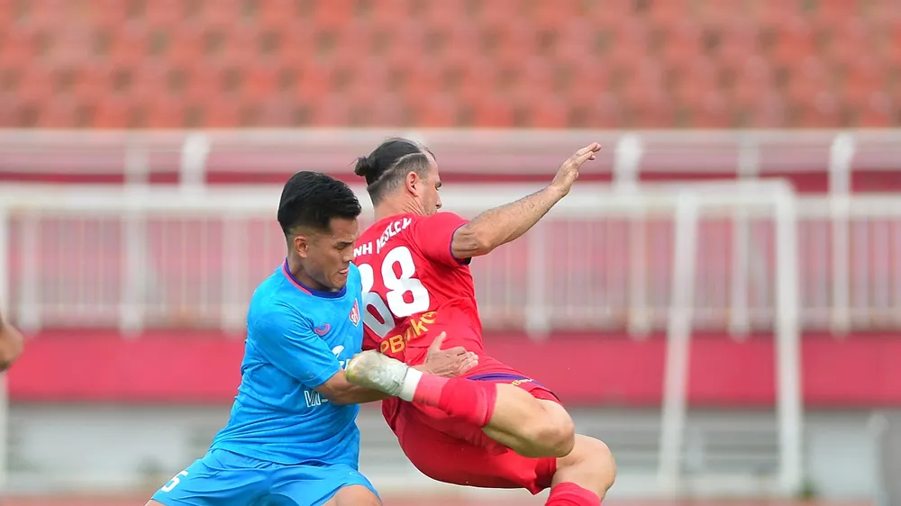 Có sự bổ sung của hai lão tướng Đỗ Merlo và Huỳnh Kesley nhưng Trẻ TPHCM vẫn thua trắng 0-2 trước ĐH Phú Nhuận