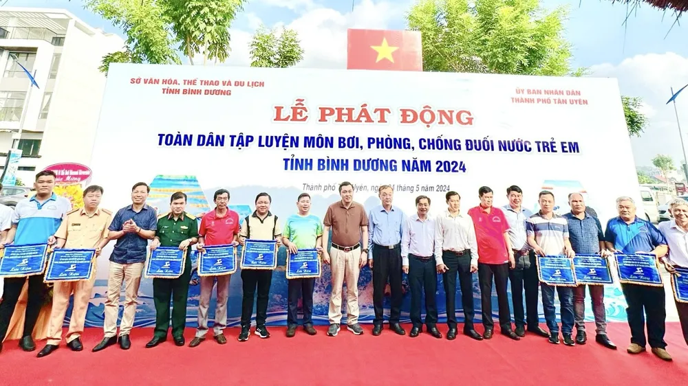 Các đại biểu chụp ảnh lưu niệm tại buổi lễ