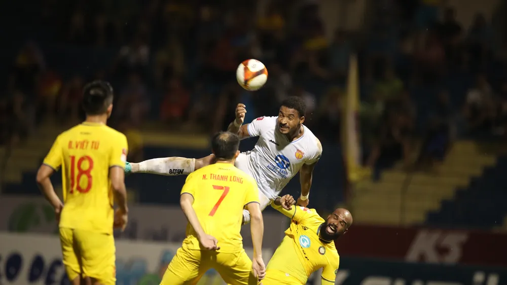 Rafaelson "nhảy múa" trước hàng phòng ngự Thanh Hóa