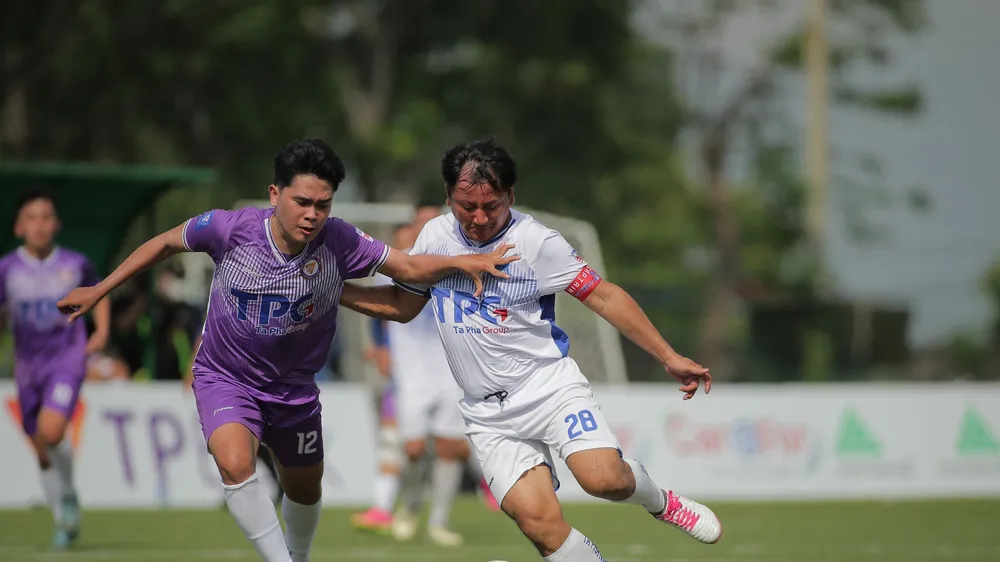 Đội chủ nhà Ta Pha FC (áo trắng) thắng 1-0 ở ngày ra quân trước TPBank FC