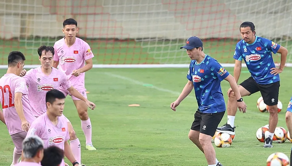 HLV Kim Sang-sik cùng các học trò trên sân tập
