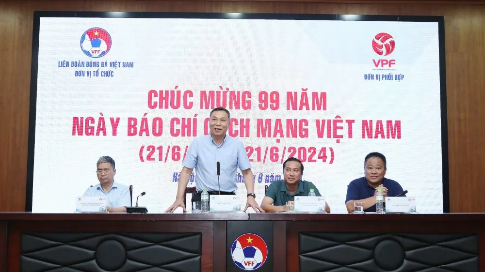 Chủ tịch VFF Trần Quốc Tuấn chia sẻ cùng giới truyền thông tại buổi gặp mặt