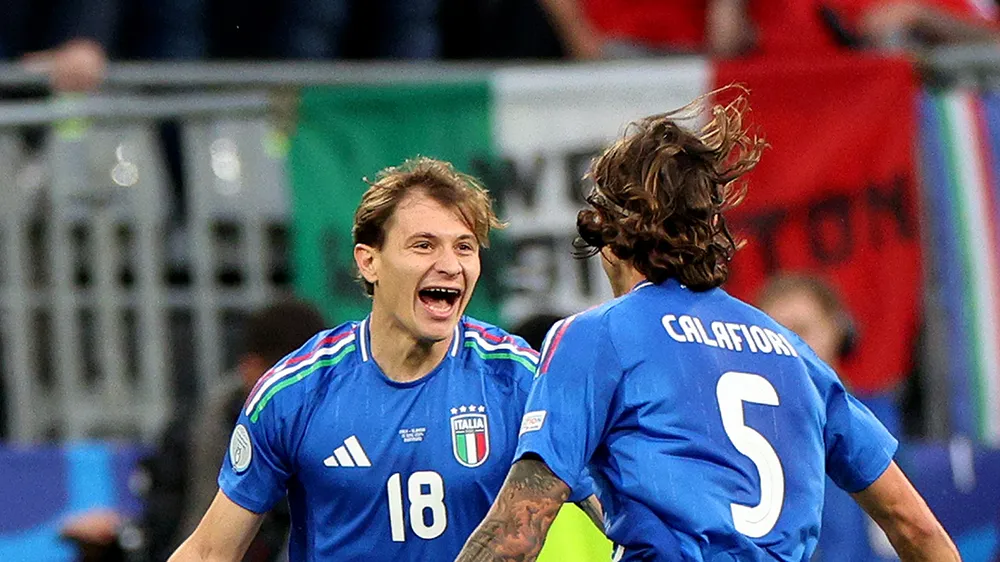 Italia đã có chiến thắng ngược dòng trước Albania trong trận ra quân