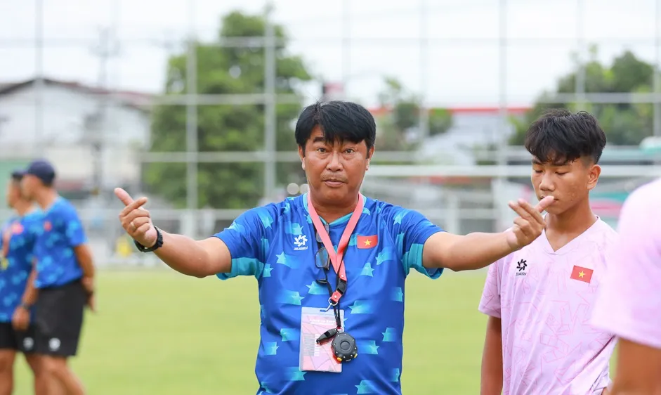 HLV Trần Minh Chiến cùng các học trò hướng đến trận thắng tiếp theo trước U16 Campuchia