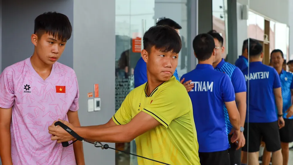 Các cầu thủ U16 Việt Nam ở phòng tập gym vào ngày 29-6