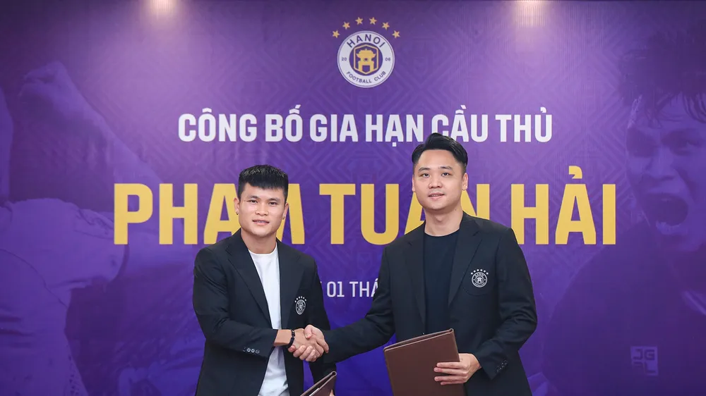Lãnh đạo Hà Nội FC và Tuấn Hải tại buổi ký gia hạn hợp đồng