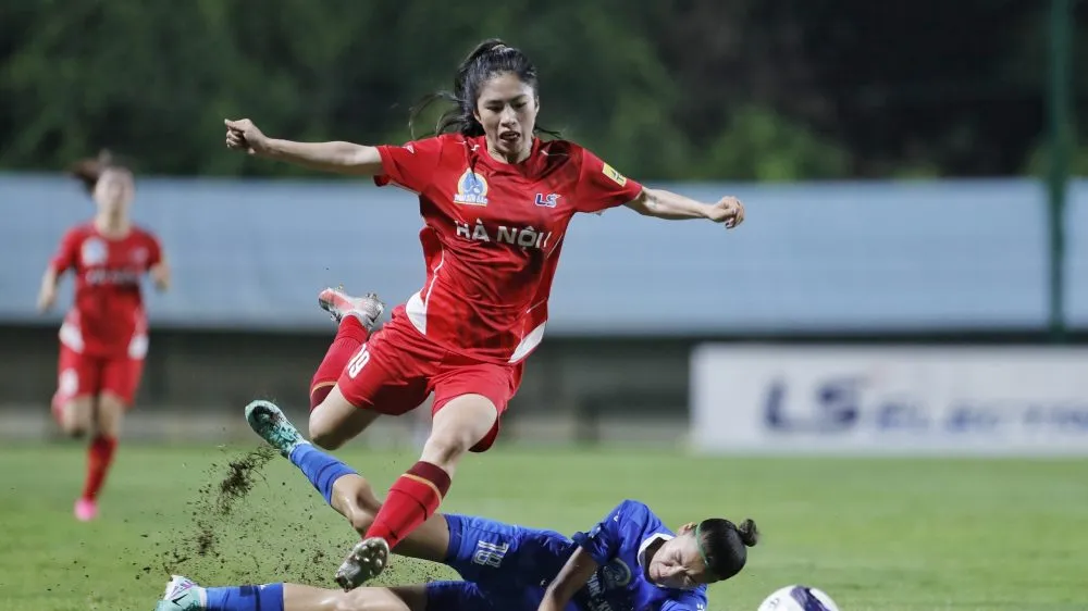 Hậu vệ Than KSVN nỗ lực ngăn cản pha đi bóng của Thanh Nhã