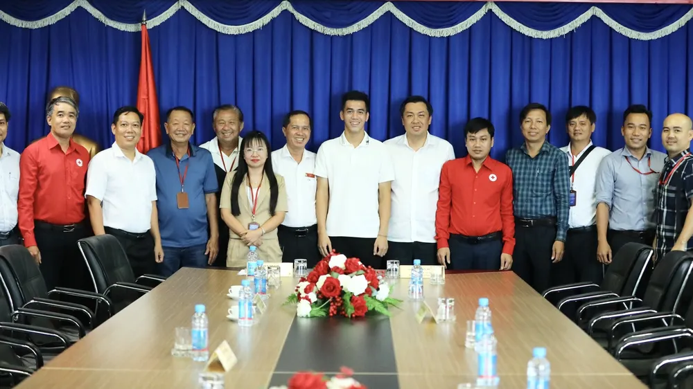 Tiến Linh cùng lãnh đạo Sở VH-TT&DL tỉnh Bình Dương, CLB Becamex Bình Dương... tại buổi họp