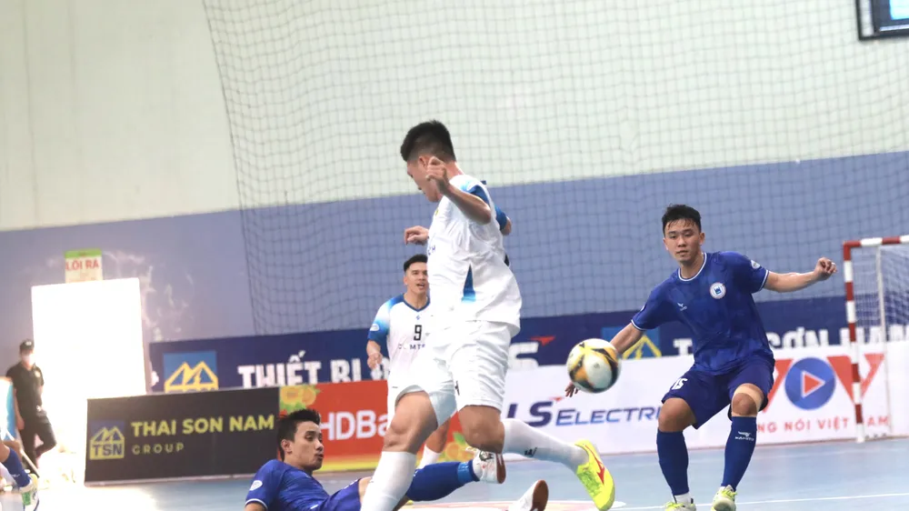 Tân Hiệp Hưng (áo xanh) giành 3 điểm trước Sài Gòn Titans