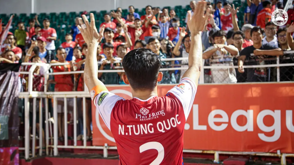 Thủ quân Tùng Quốc chia tay CLB TPHCM sau 6 năm gắn bó