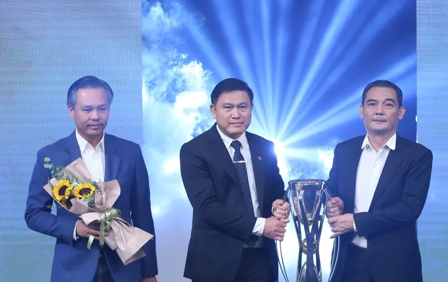 Chủ tịch công ty VPF, ông Trần Anh Tú cùng Phó chủ tịch Nguyễn Quốc Hội bên chiếc Cúp dành cho đội vô địch V-League được trao tại V-League Awards diễn ra vào ngày 9-7.