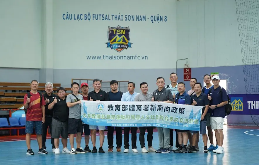 Lãnh đạo CLB Thái Sơn Nam TPHCM chụp hình lưu niệm cùng phái đoàn tại trụ sở CLB